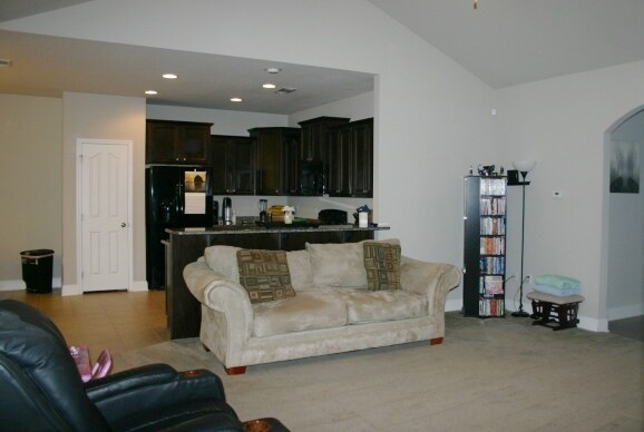 Building Photo - Great South Crestview Location!