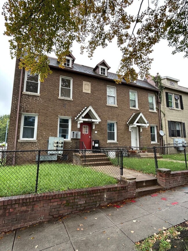 Building Photo - 1104 Queen St NE