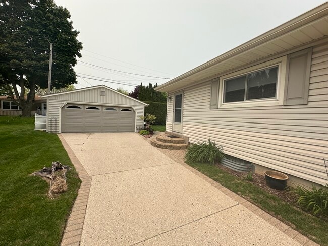 detached 1.5 car garage - 2828 S 11th Pl