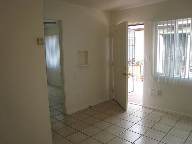 Foto del edificio - Delightful Cottage Style Apartment in heart of Normal Heights!