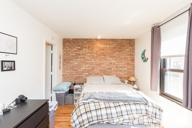 Building Photo - 803 W Oakdale, Unit 2, Chicago, IL 60657-2