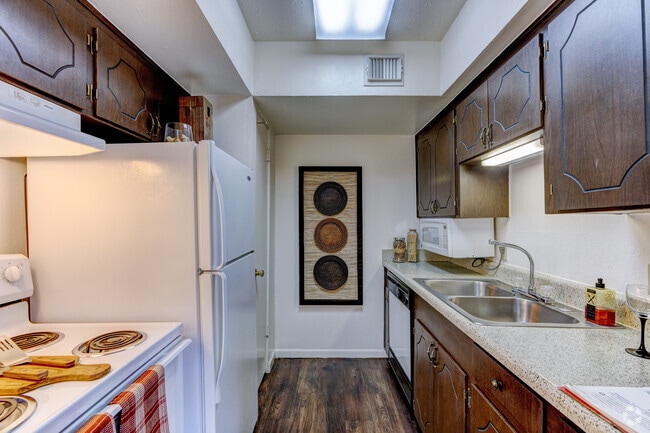 1BR, 1BA - 727SF - Kitchen - Lantern Village