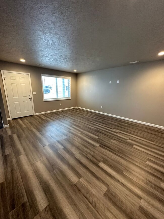 Building Photo - 3 Bedroom Home