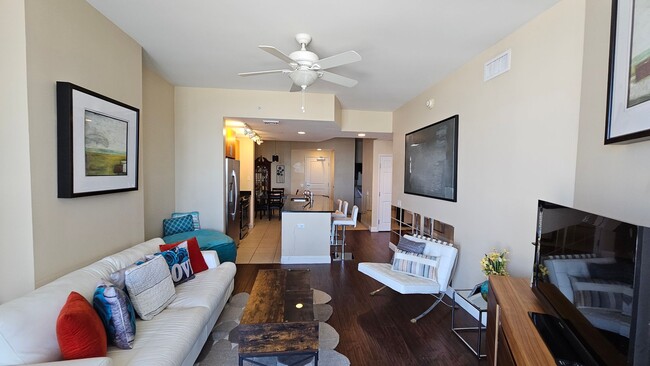 Foto del edificio - ***GORGEOUS FURNISHED 1 BEDROOM CONDO AT A...
