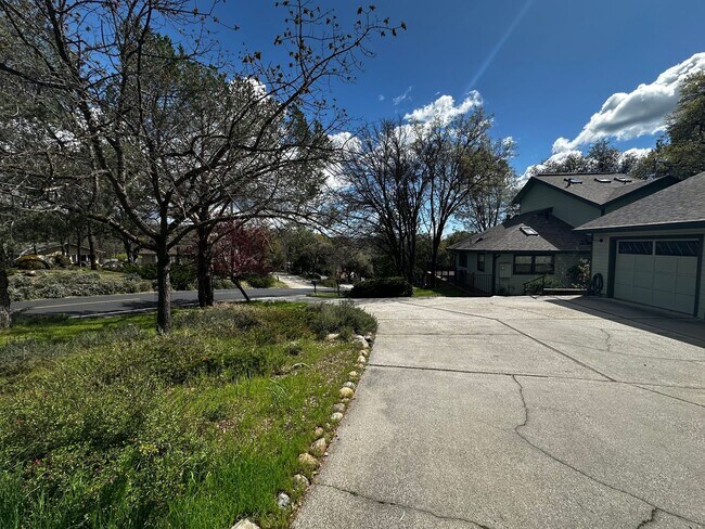 Foto del edificio - Spacious 4 bedroom, 3 bathroom home