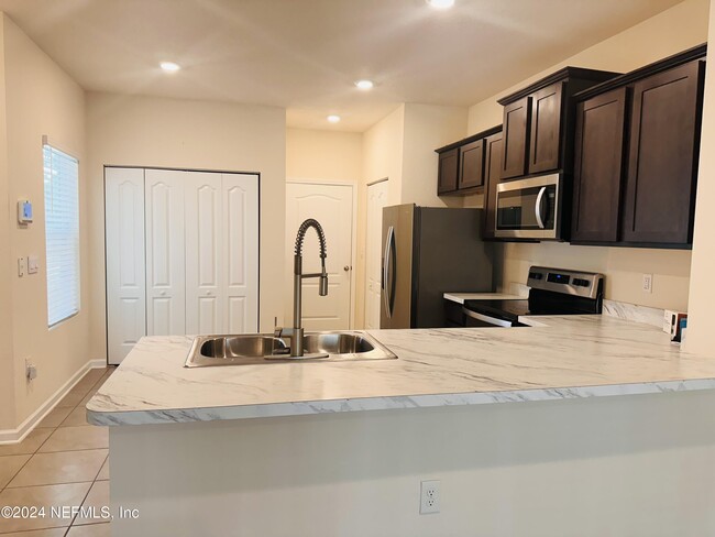 Building Photo - 9549 Star Dr