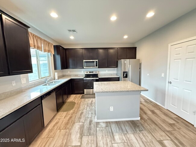Foto del edificio - 17569 W Country Club Terrace