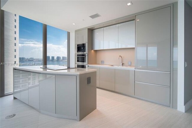 Foto del edificio - 18975 Collins Ave