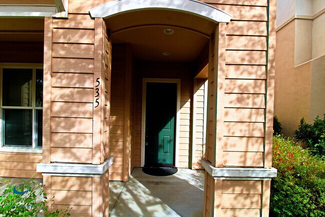 Foto del edificio - $5,995.00 - Gorgeous 2 Story 3 Bedroom 2.5 Bath Home steps away from Downtown Mountain View and C...