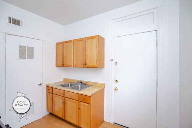 Foto del edificio - Marquette Park Apartment!