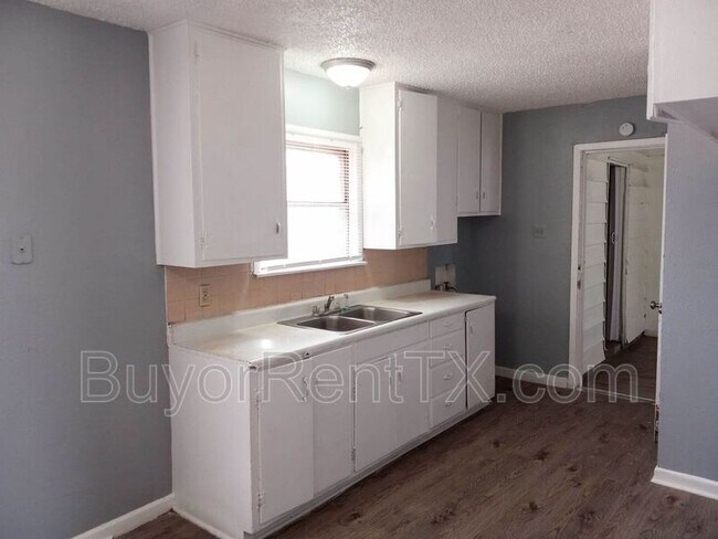 Foto del edificio - 1802 E 2nd St