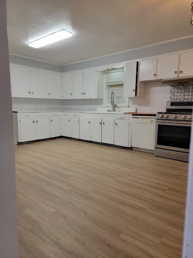 Photo - 937 W 6th St House