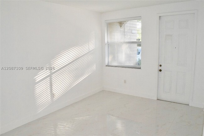 Building Photo - 20733 NE 10th Ct