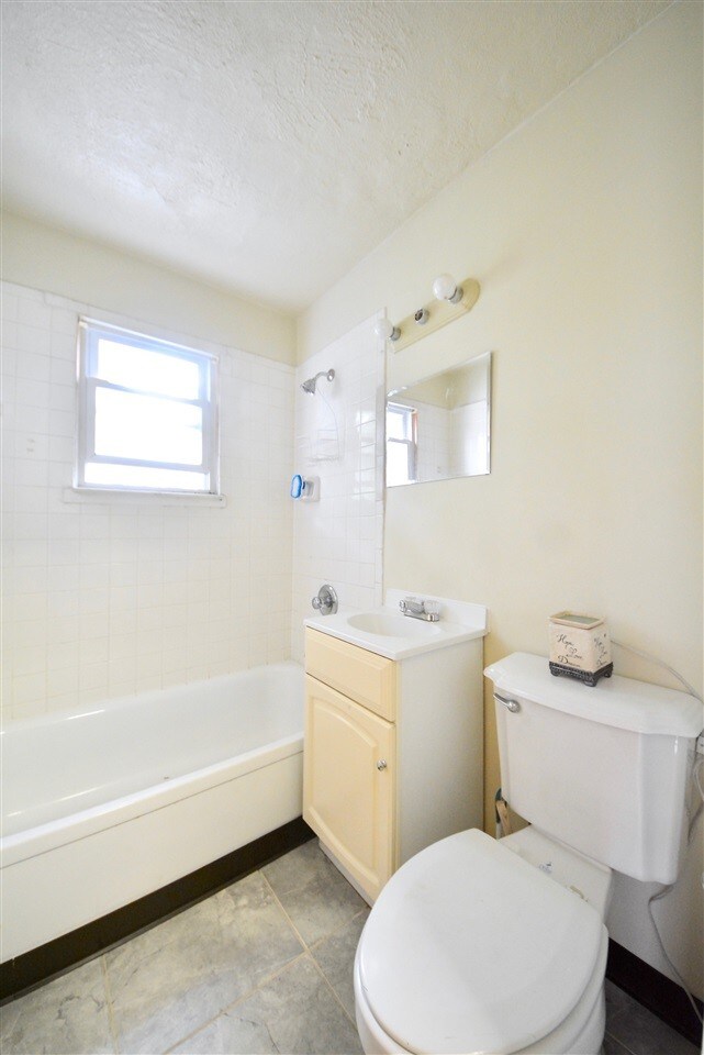 Foto del edificio - 8 Broadway