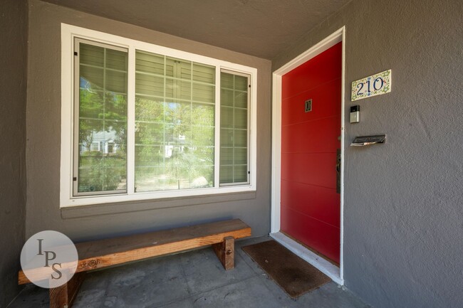 Foto del edificio - Beautifully Updated Fresno High Home - Walkable to Gazebo Gardens, 3BR/1BA, Partially Furnished