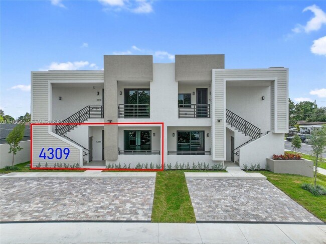 Foto del edificio - 4309 E 8th Ct