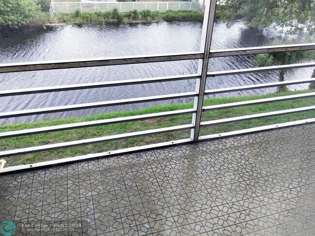 Foto del edificio - 8305 Sunrise Lakes Blvd