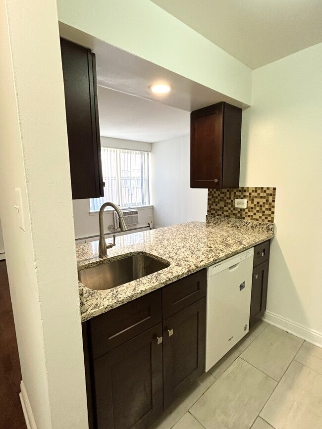 Foto del edificio - 3732 N Pine Grove Ave