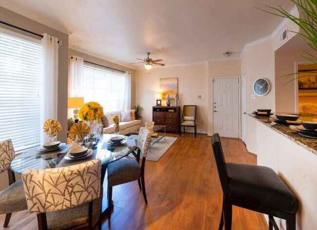 Foto del edificio - 8787 Woodway Dr