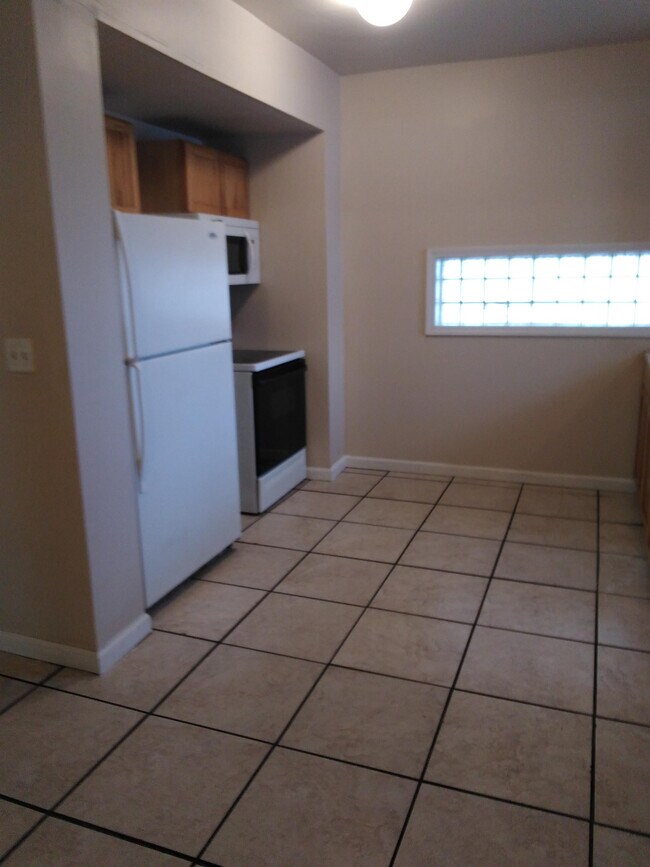 Building Photo - 707 S Poplar St