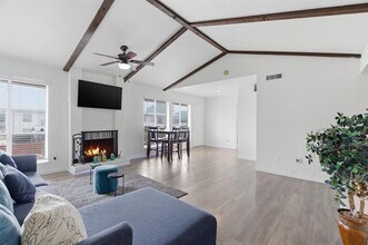 Building Photo - 10566 High Hollows Dr