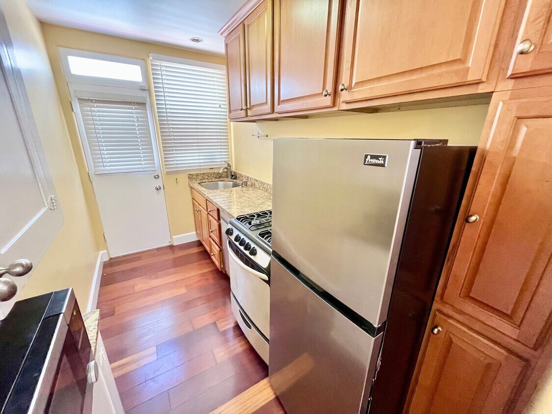Foto principal - 1bd/1bth Cottage-Style Condo in University...