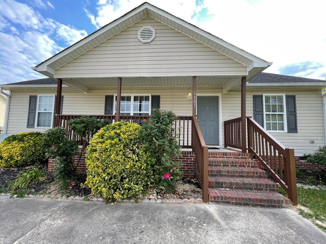 Foto del edificio - ADORABLE 3 BR, 2 BA W/ FENCED-IN BACKYARD ...