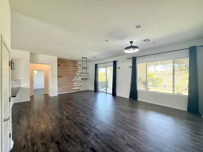 Foto del edificio - 14200 W Village Pkwy