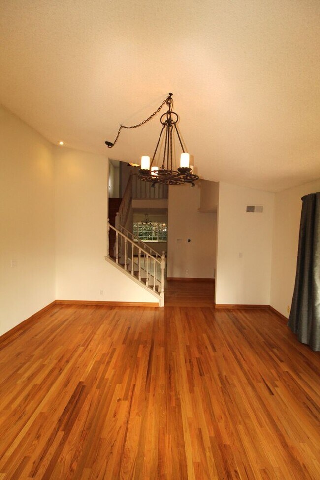 Foto del edificio - Spacious Corner Lot Home in Desirable Vent...
