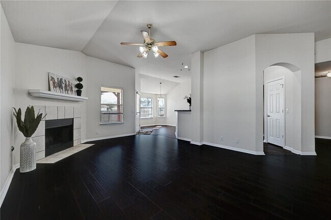 Foto del edificio - 317 McCoy Ln