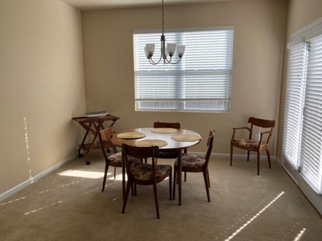 Foto del edificio - 135 Broomsedge Ln