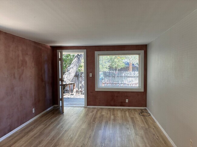 Foto del edificio - Located Right Off Galveston, 2 Bedroom Duplex w/Fenced Yard!