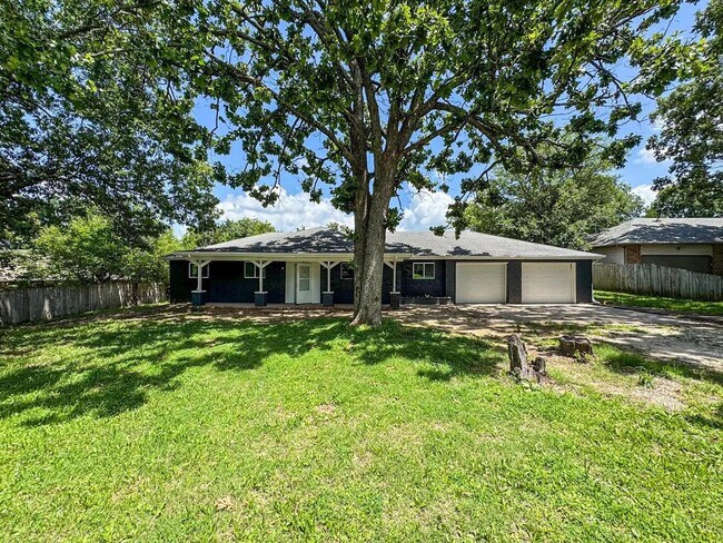 Building Photo - 3 Bed 2 Bath 2 Car Garage in Strafford MO