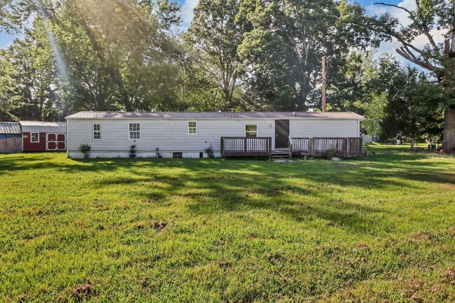 Building Photo - Cozy 3-bed 2-bath in a quiet spot.