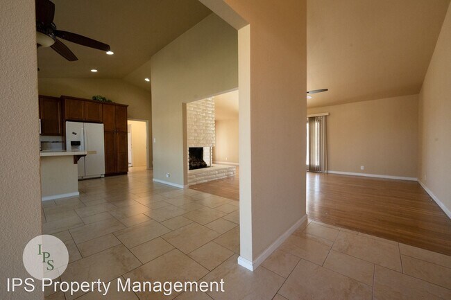 Building Photo - 4 br, 2 bath House - 523 W. Celeste Ave.