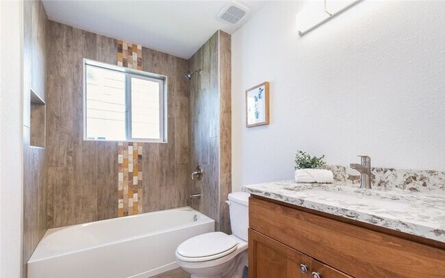 Foto del edificio - Perfect & Charming 3 bedroom Plus 1.75 Bath Craftsman Home in Tacoma!!