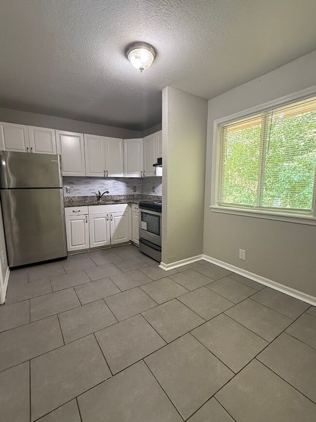 Building Photo - 1602 Line Cir