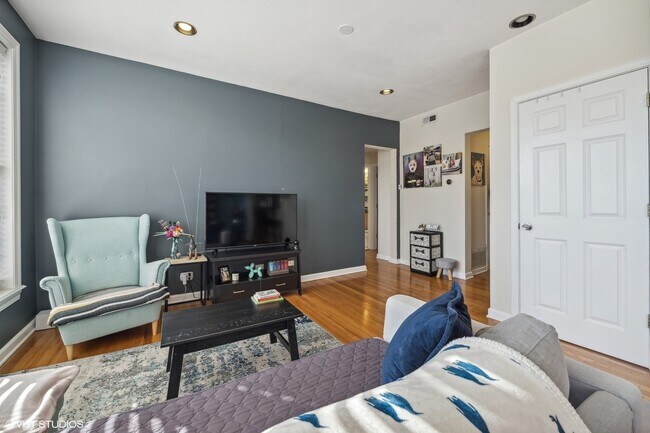 Building Photo - 1622 W Farwell Ave