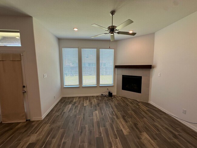 Building Photo - 4/2/2 Beautiful Home located in North Denton