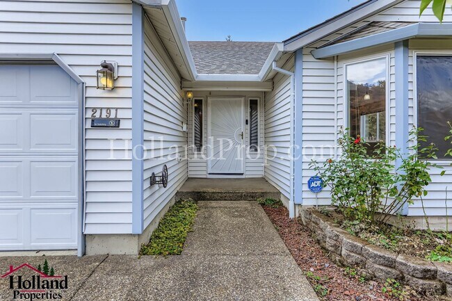 Building Photo - Lovely Single-Level Hillsboro Home with Br...