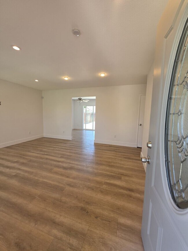 Foto del edificio - Welcome to your future home! Beautiful 3-bedroom, 2-bathroom house - Don't Miss out