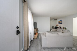 Building Photo - 289 Main St