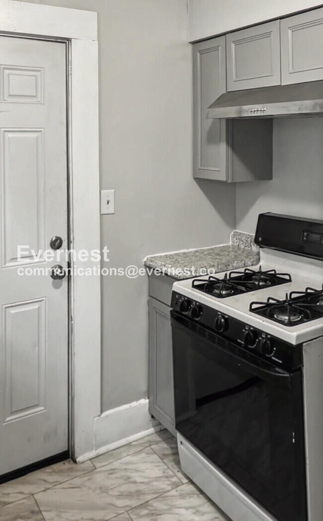 Foto del edificio - Cozy Comfort on Georgia Ave with Fireplace / 2 beds, 1 bath / Available now!