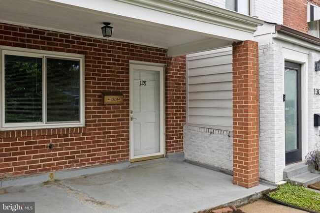 Building Photo - 128 33rd St NE