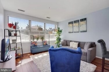 Large living with plenty of natural light - 1200 Braddock Pl
