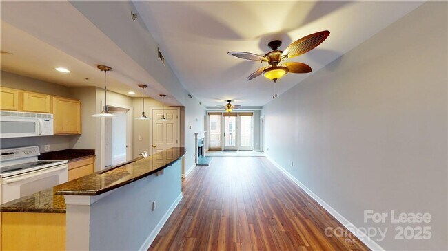 Foto del edificio - 718 W Trade St