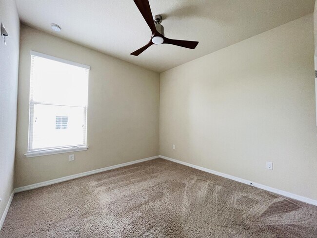 Foto del edificio - 8221 Lakeview Crossing Dr