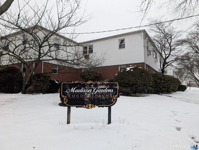 Foto del edificio - 15 Cherry Hill Dr