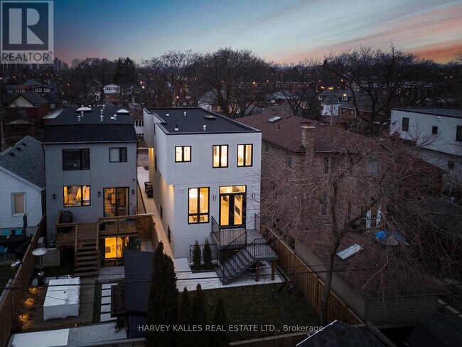 Photo du bâtiment - 67 Lesmount Ave