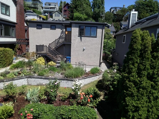 Building Photo - The Carriage House - 2 bedrooms